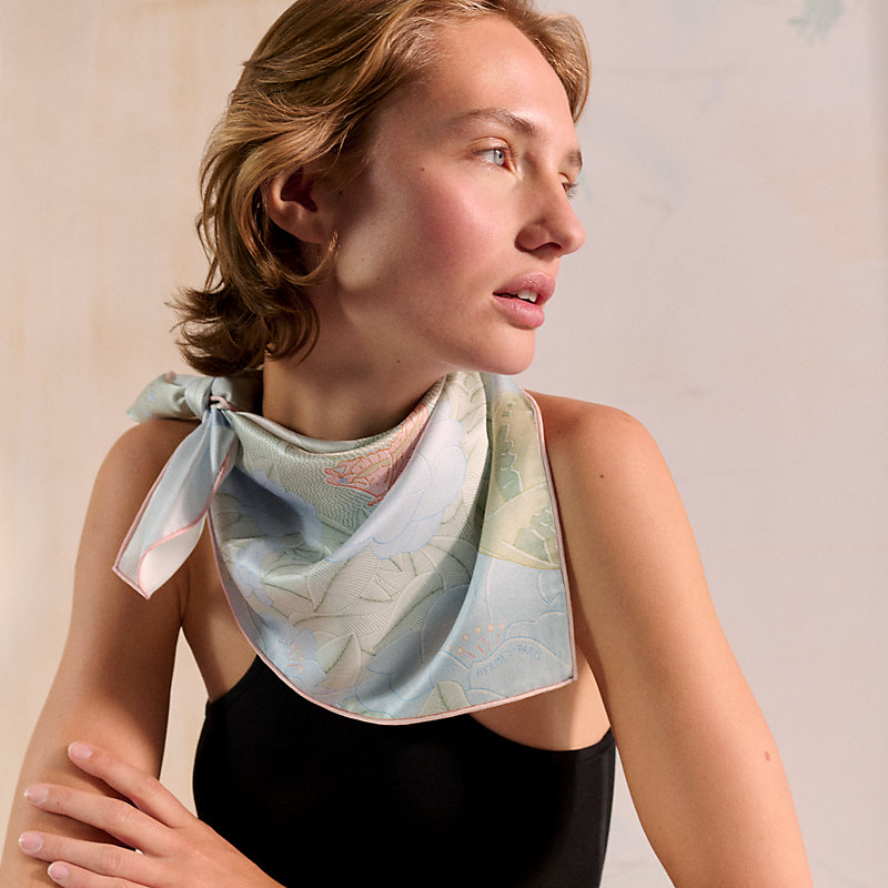 【やわらかパステルが春の風】HERMES カレ70《Ivresse Au Vent》 Ivresse Au Vent scarf 70 | Hermès USA